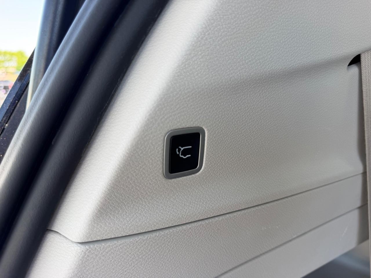 Chrysler Pacifica Vehicle Full-screen Gallery Image 06