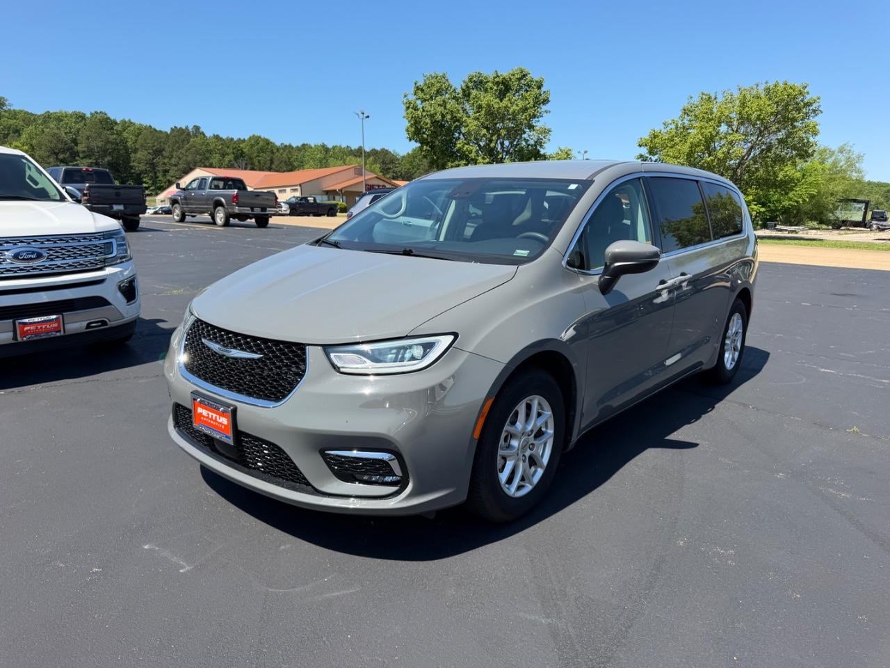Chrysler Pacifica Vehicle Full-screen Gallery Image 09