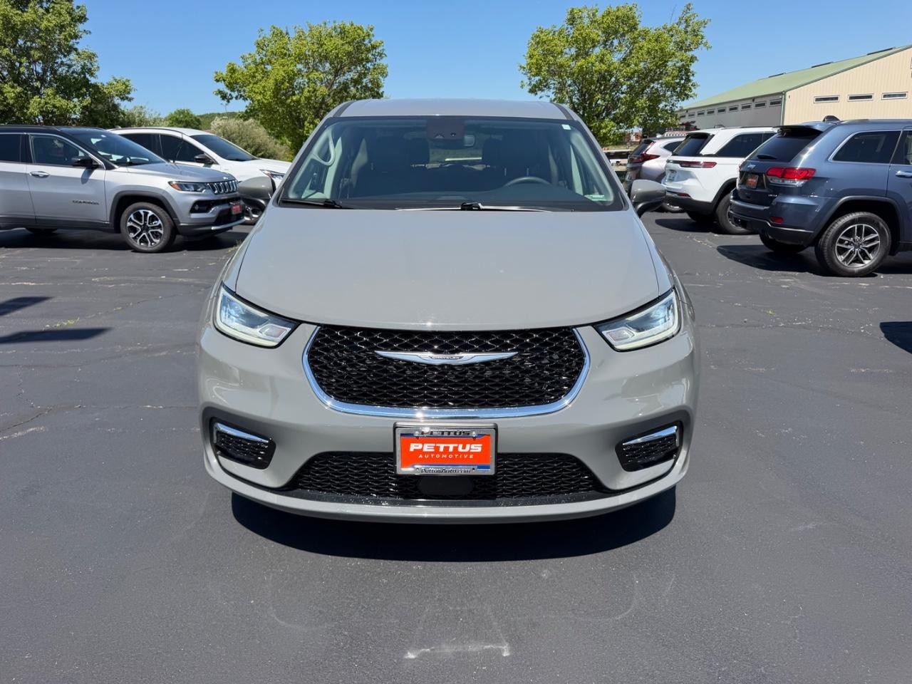 Chrysler Pacifica Vehicle Full-screen Gallery Image 10
