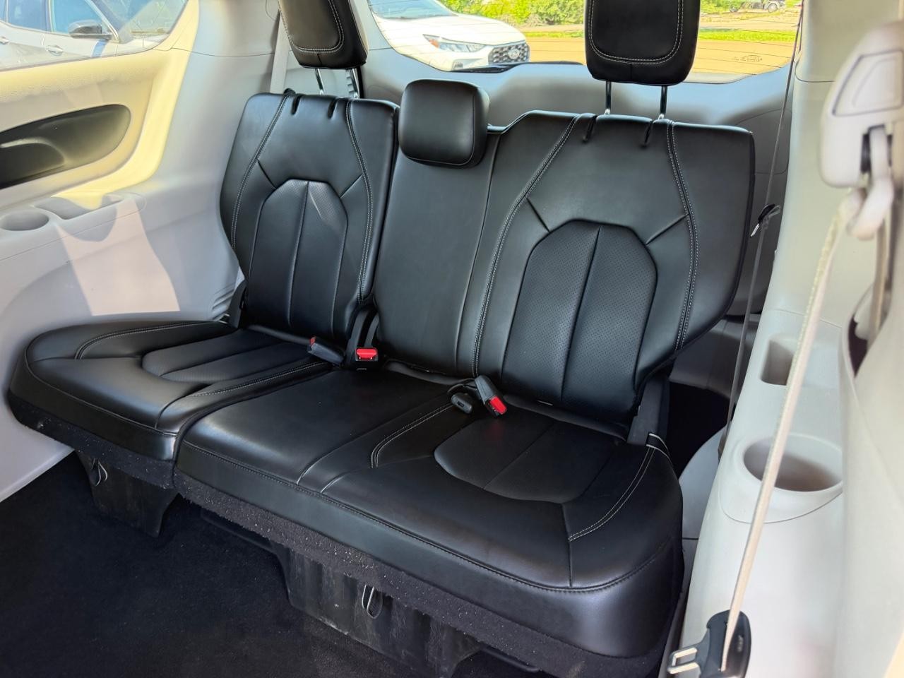 Chrysler Pacifica Vehicle Full-screen Gallery Image 11