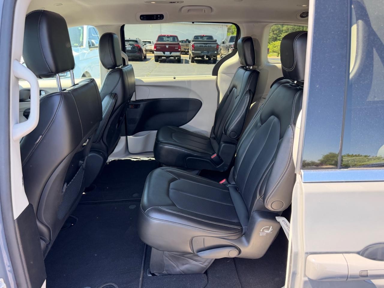 Chrysler Pacifica Vehicle Full-screen Gallery Image 12