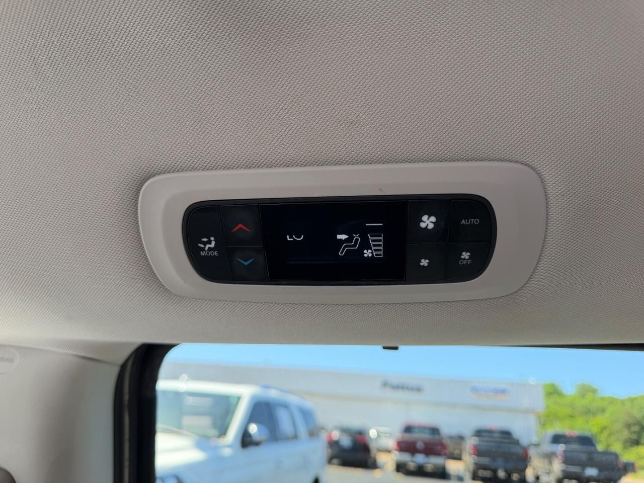 Chrysler Pacifica Vehicle Full-screen Gallery Image 13