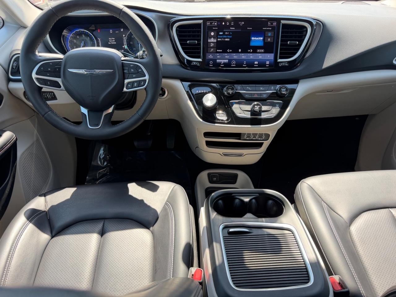 Chrysler Pacifica Vehicle Full-screen Gallery Image 14