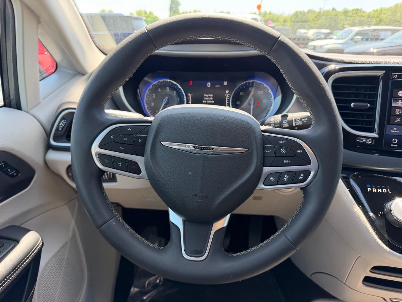 Chrysler Pacifica Vehicle Full-screen Gallery Image 15