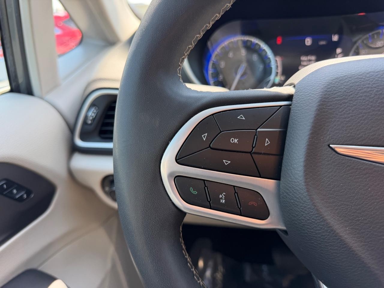 Chrysler Pacifica Vehicle Full-screen Gallery Image 16