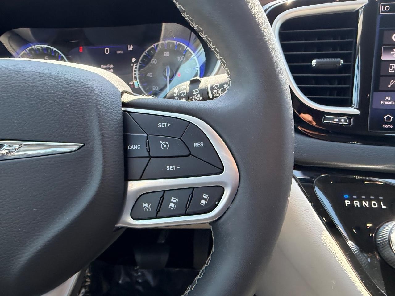 Chrysler Pacifica Vehicle Full-screen Gallery Image 17