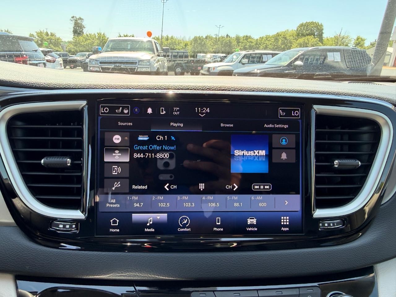 Chrysler Pacifica Vehicle Full-screen Gallery Image 18