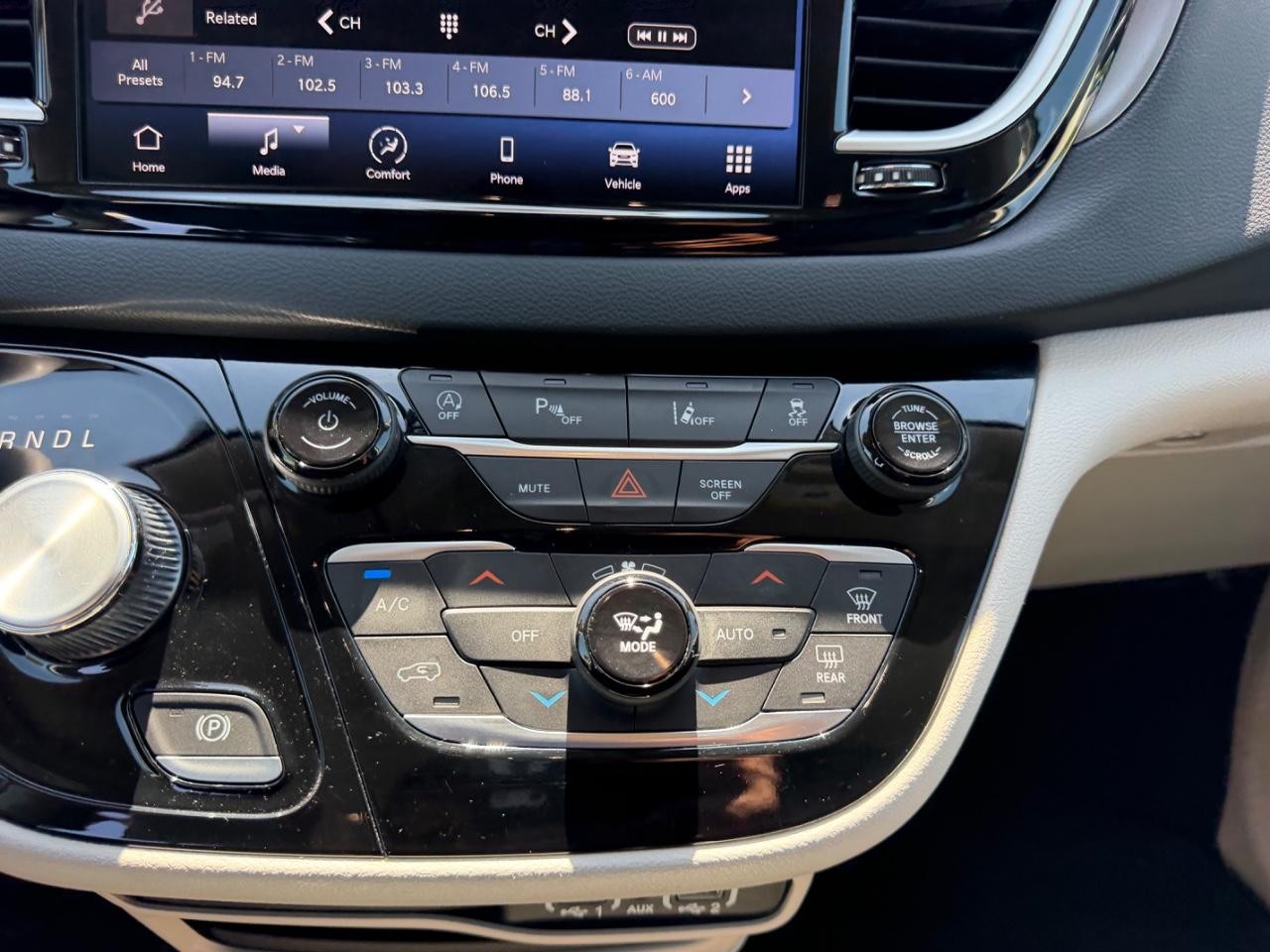 Chrysler Pacifica Vehicle Full-screen Gallery Image 19