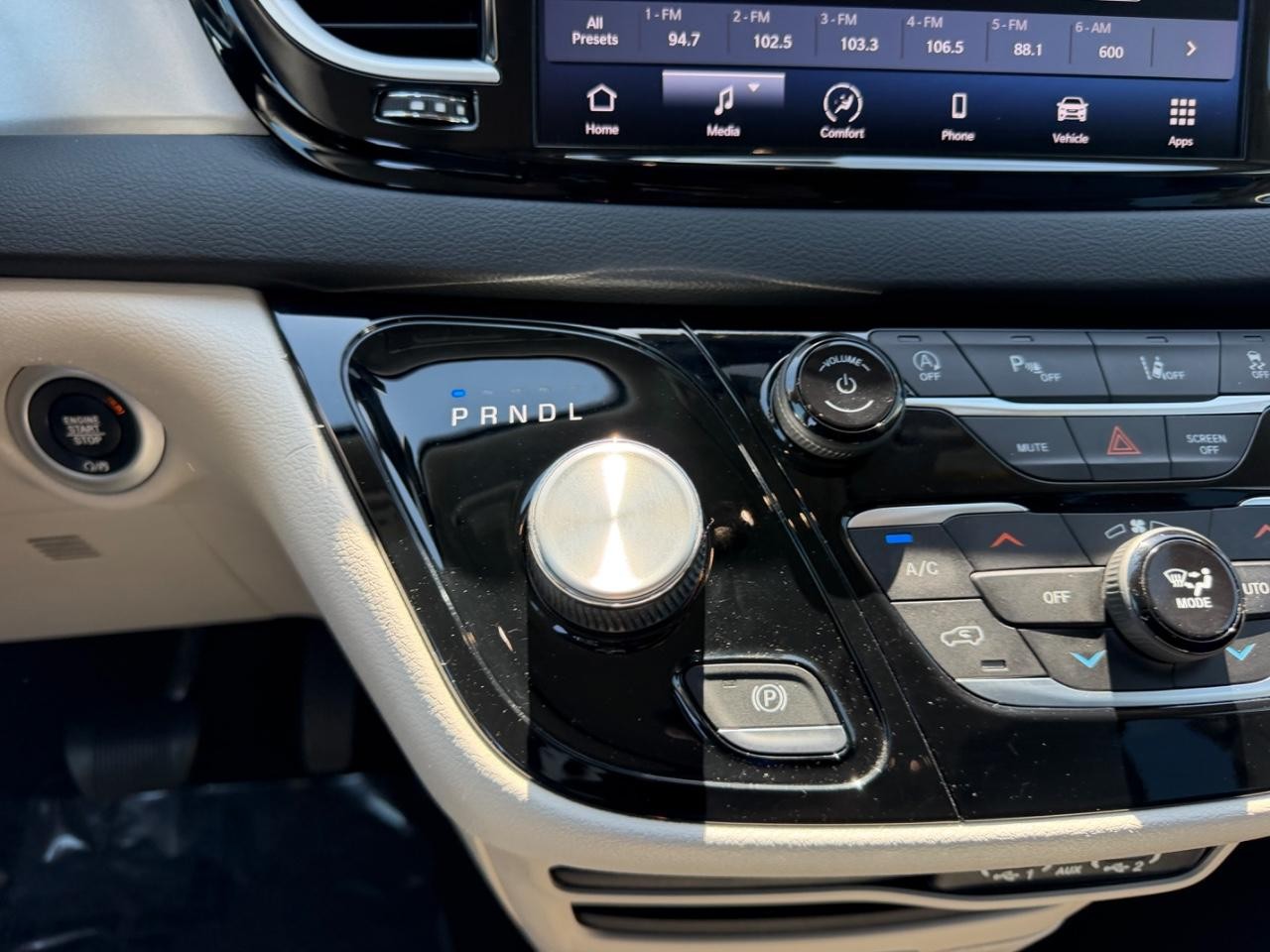 Chrysler Pacifica Vehicle Full-screen Gallery Image 20