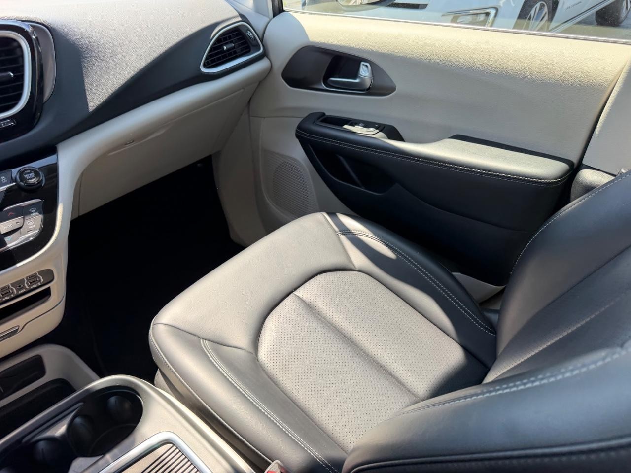 Chrysler Pacifica Vehicle Full-screen Gallery Image 21