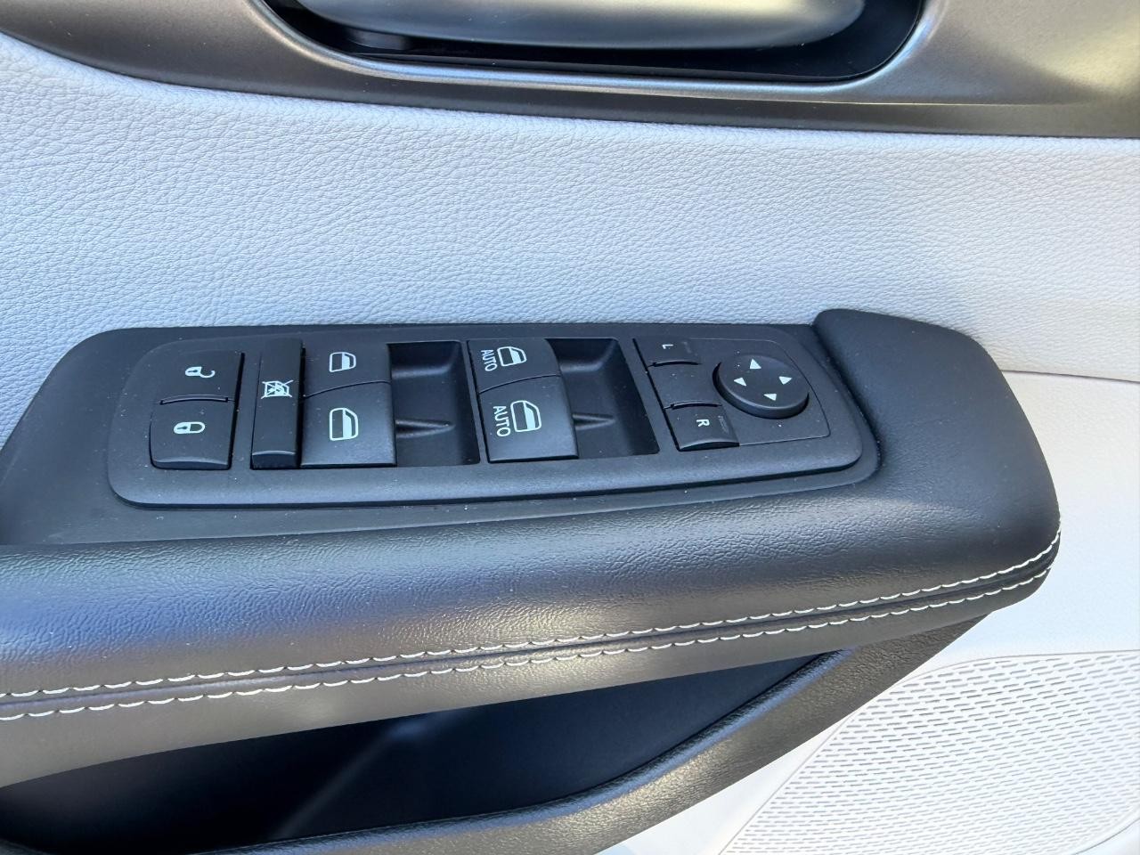Chrysler Pacifica Vehicle Full-screen Gallery Image 22