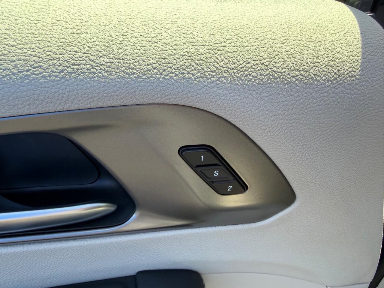Chrysler Pacifica Vehicle Full-screen Gallery Image 23