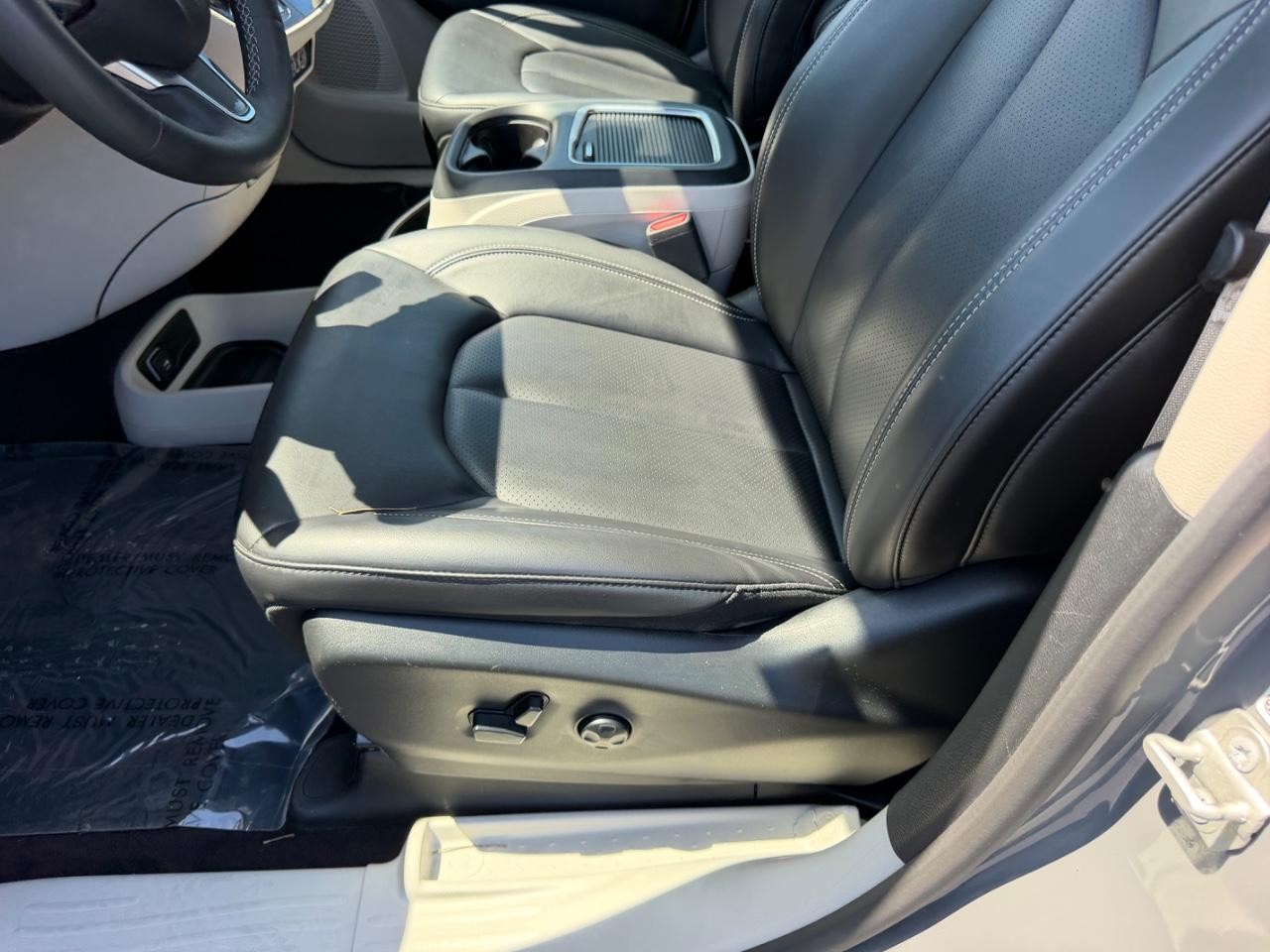 Chrysler Pacifica Vehicle Full-screen Gallery Image 24