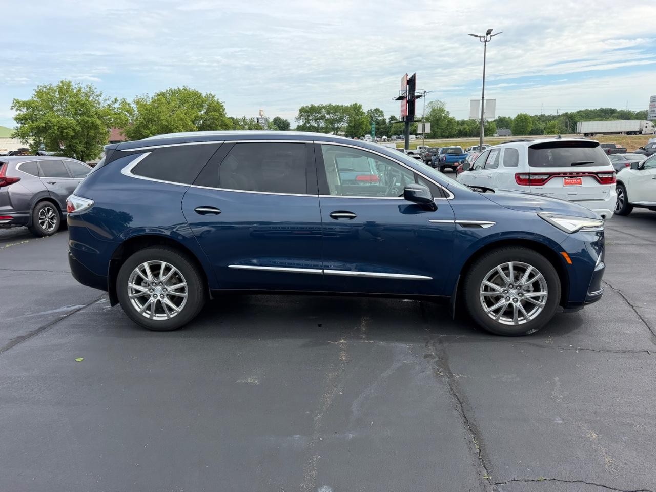 Buick Enclave Vehicle Full-screen Gallery Image 02