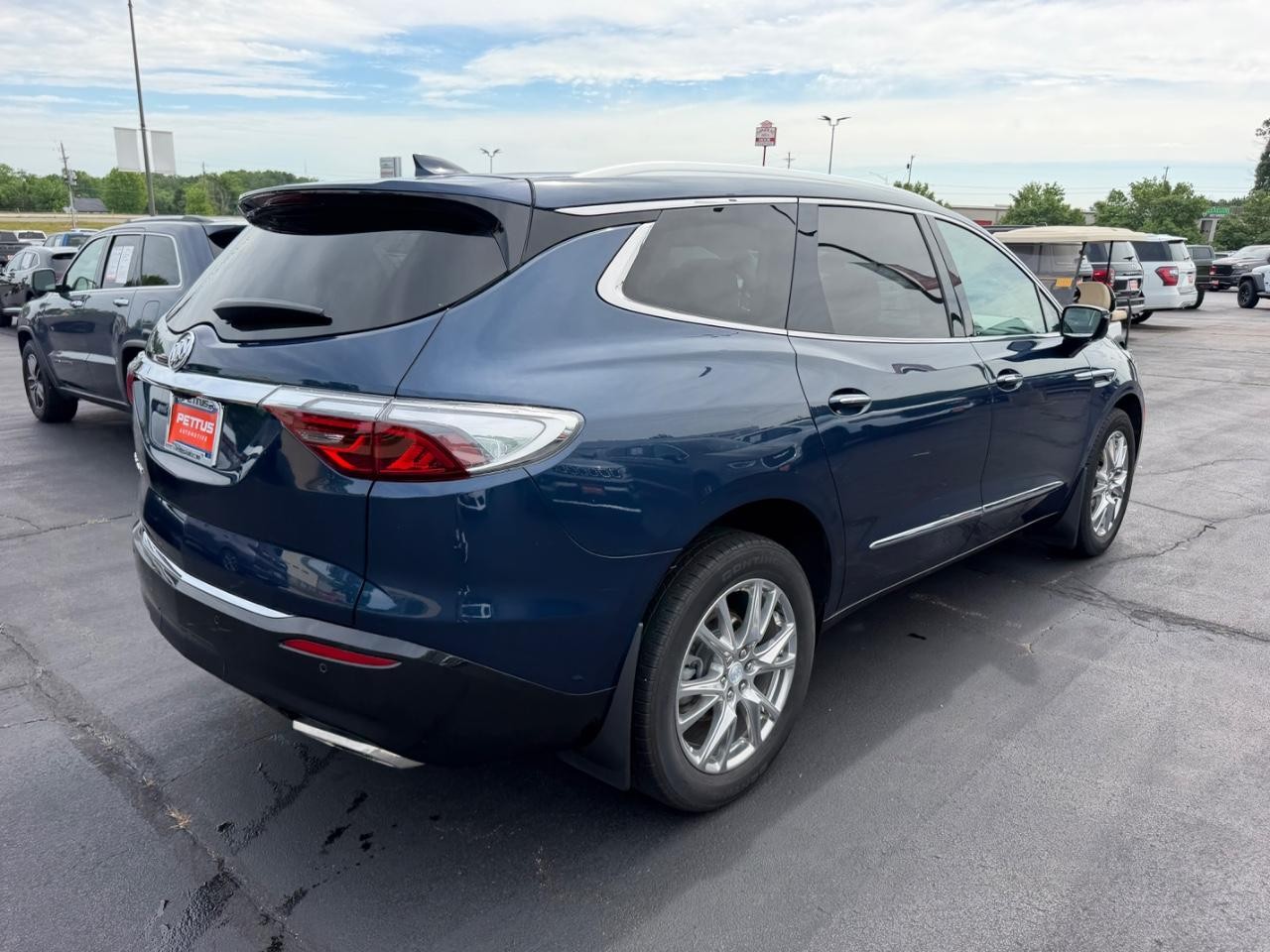 Buick Enclave Vehicle Full-screen Gallery Image 03