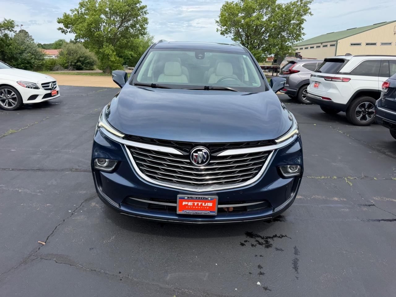 Buick Enclave Vehicle Full-screen Gallery Image 09