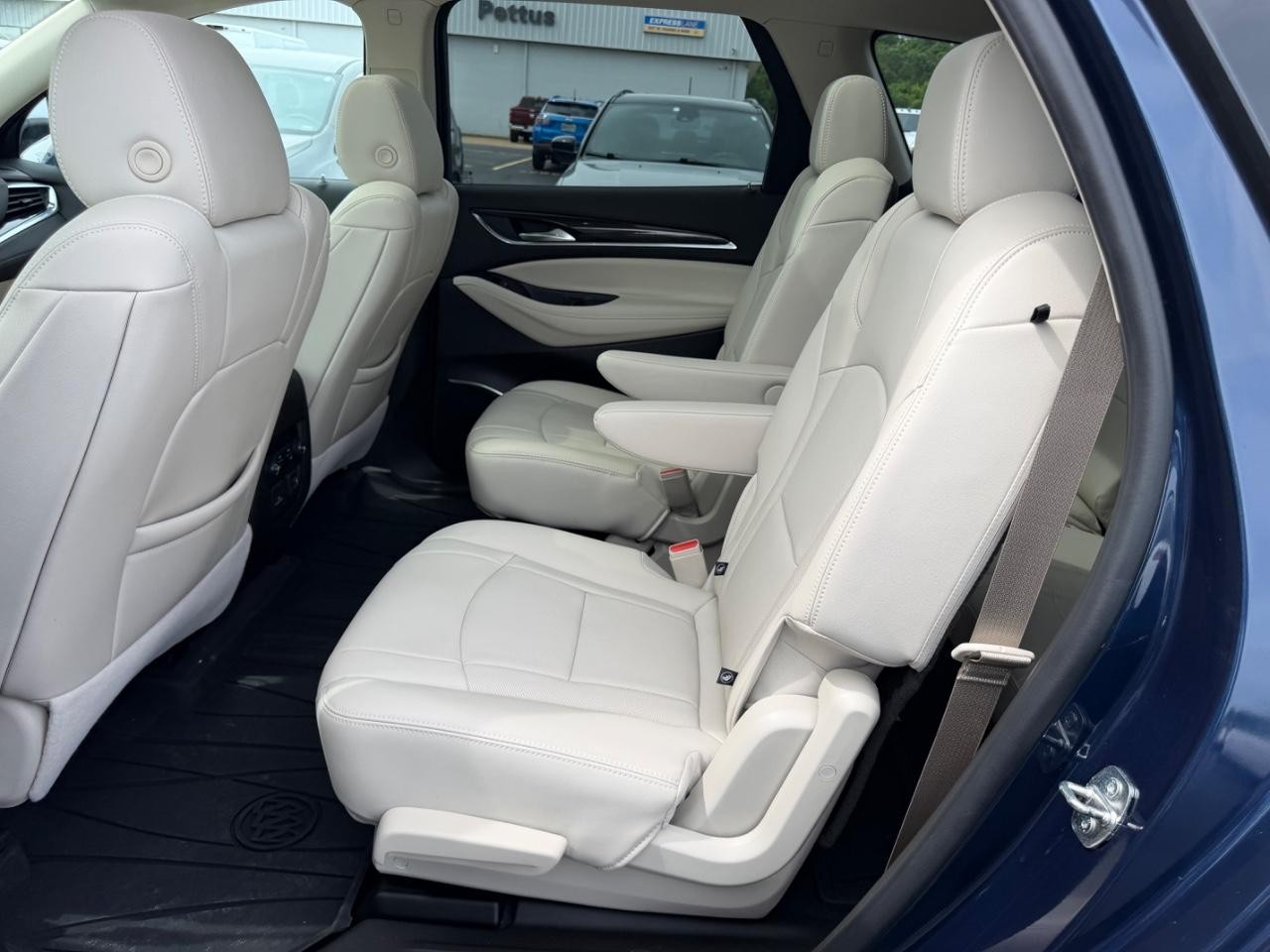 Buick Enclave Vehicle Full-screen Gallery Image 11