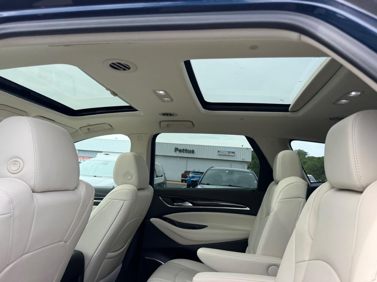 Buick Enclave Vehicle Full-screen Gallery Image 12