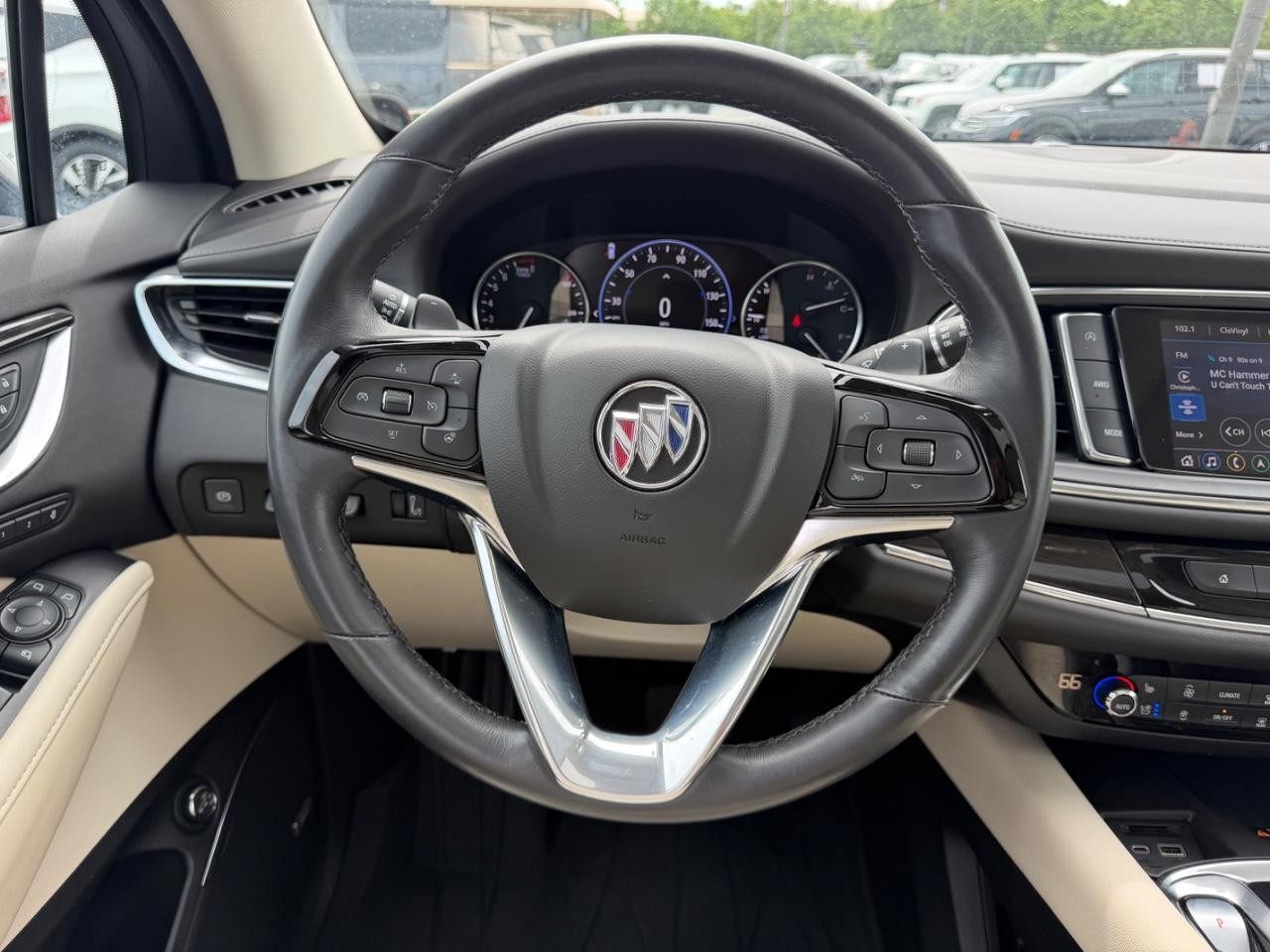 Buick Enclave Vehicle Full-screen Gallery Image 15