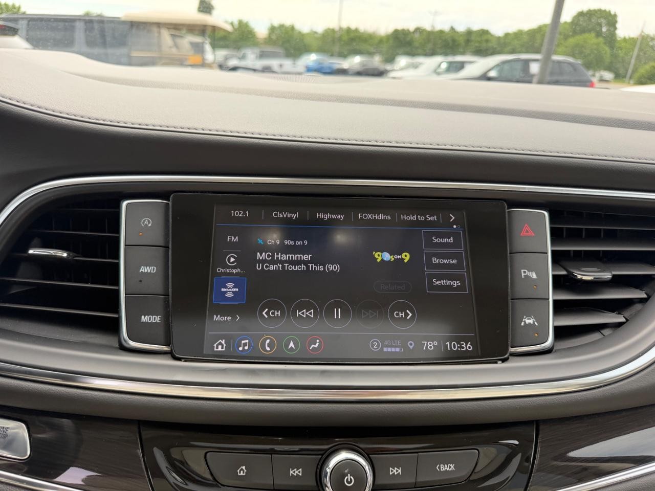 Buick Enclave Vehicle Full-screen Gallery Image 18