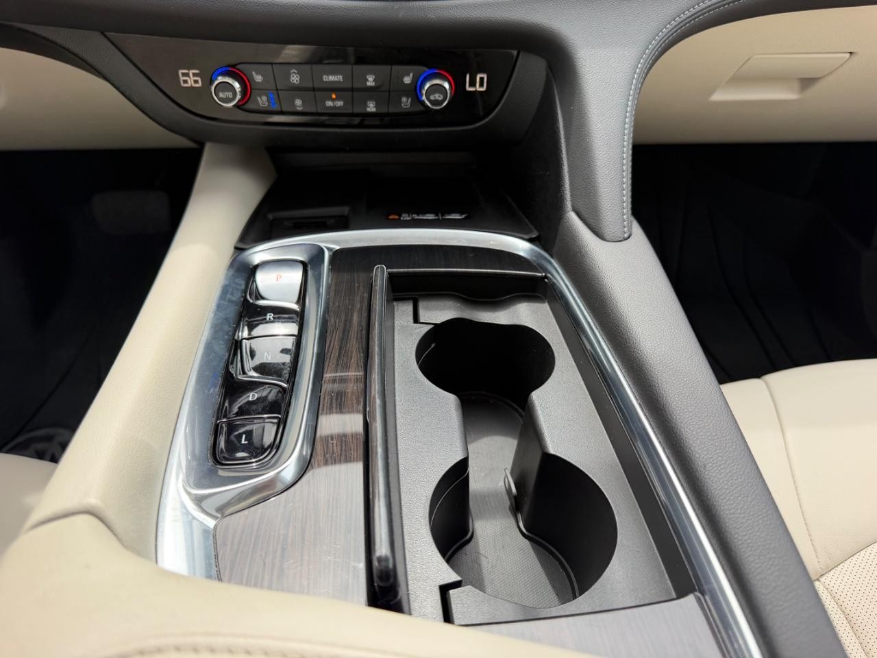 Buick Enclave Vehicle Full-screen Gallery Image 20