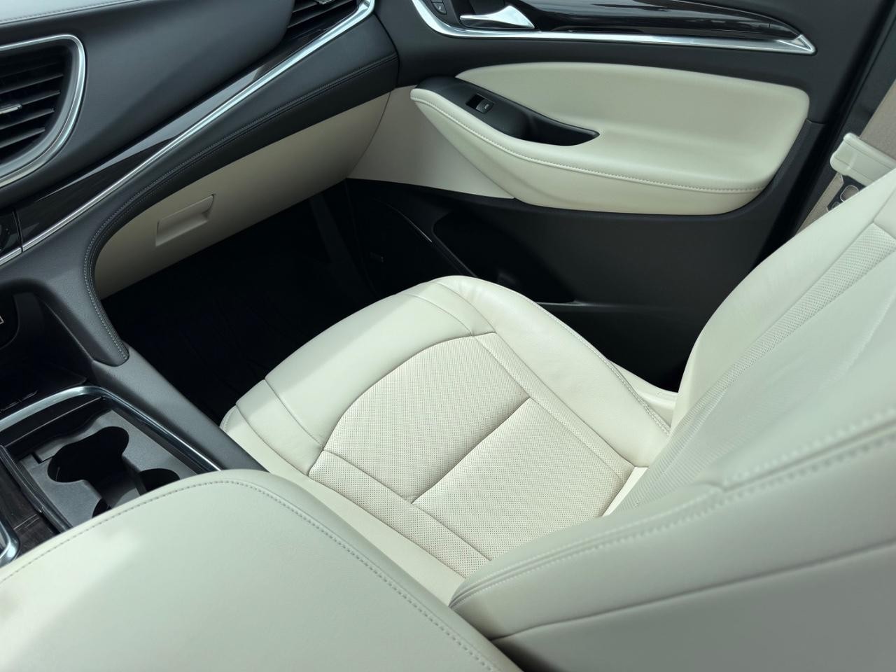 Buick Enclave Vehicle Full-screen Gallery Image 21
