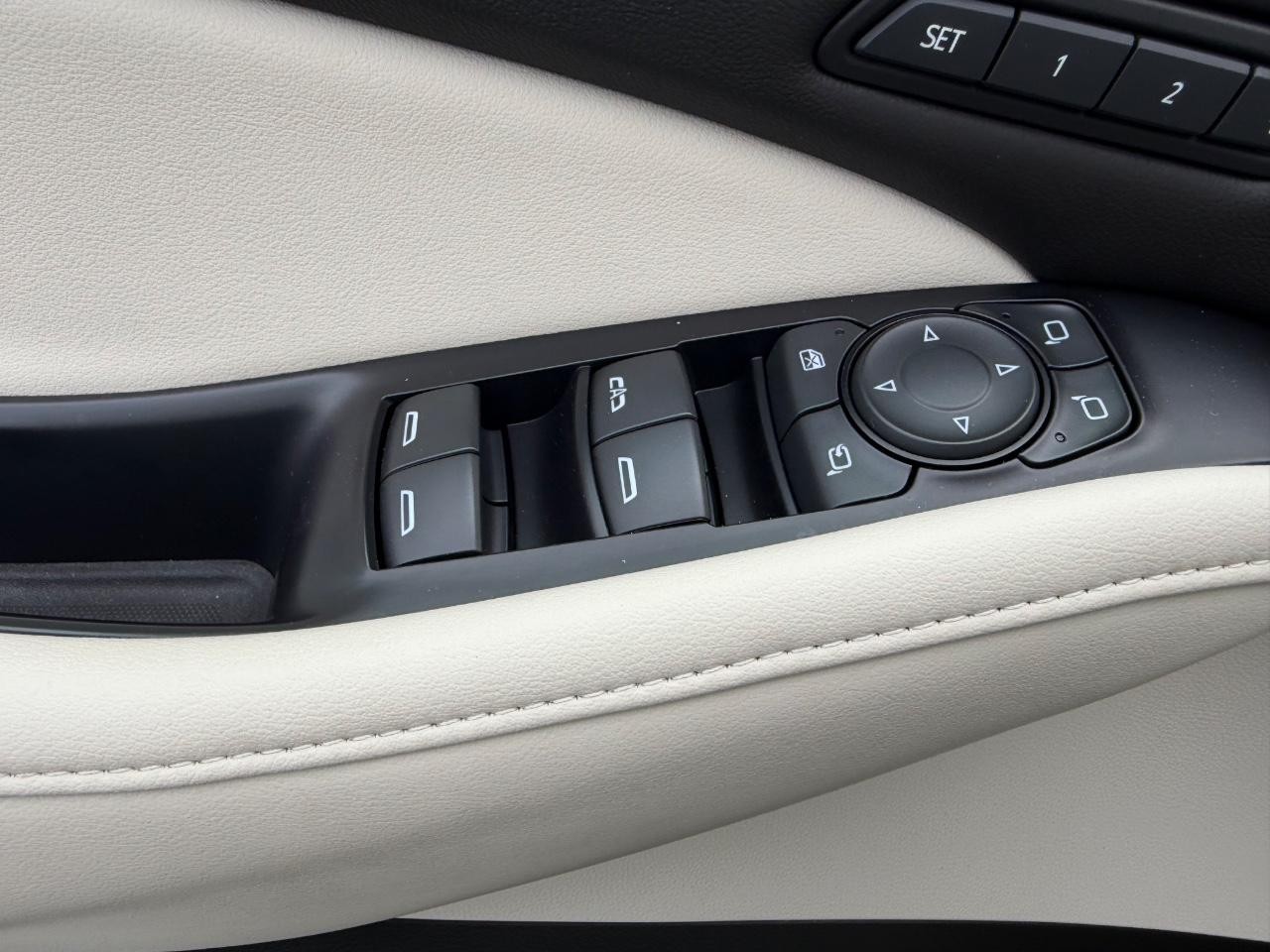 Buick Enclave Vehicle Full-screen Gallery Image 22