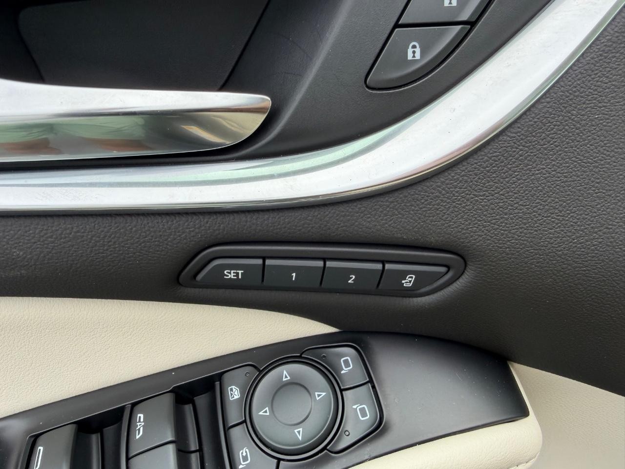 Buick Enclave Vehicle Full-screen Gallery Image 23