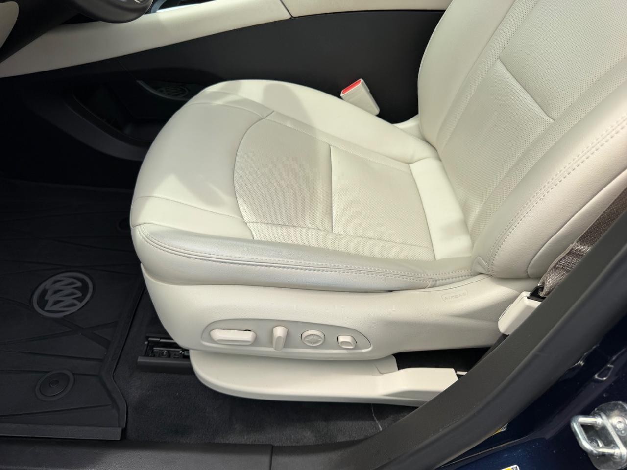Buick Enclave Vehicle Full-screen Gallery Image 24
