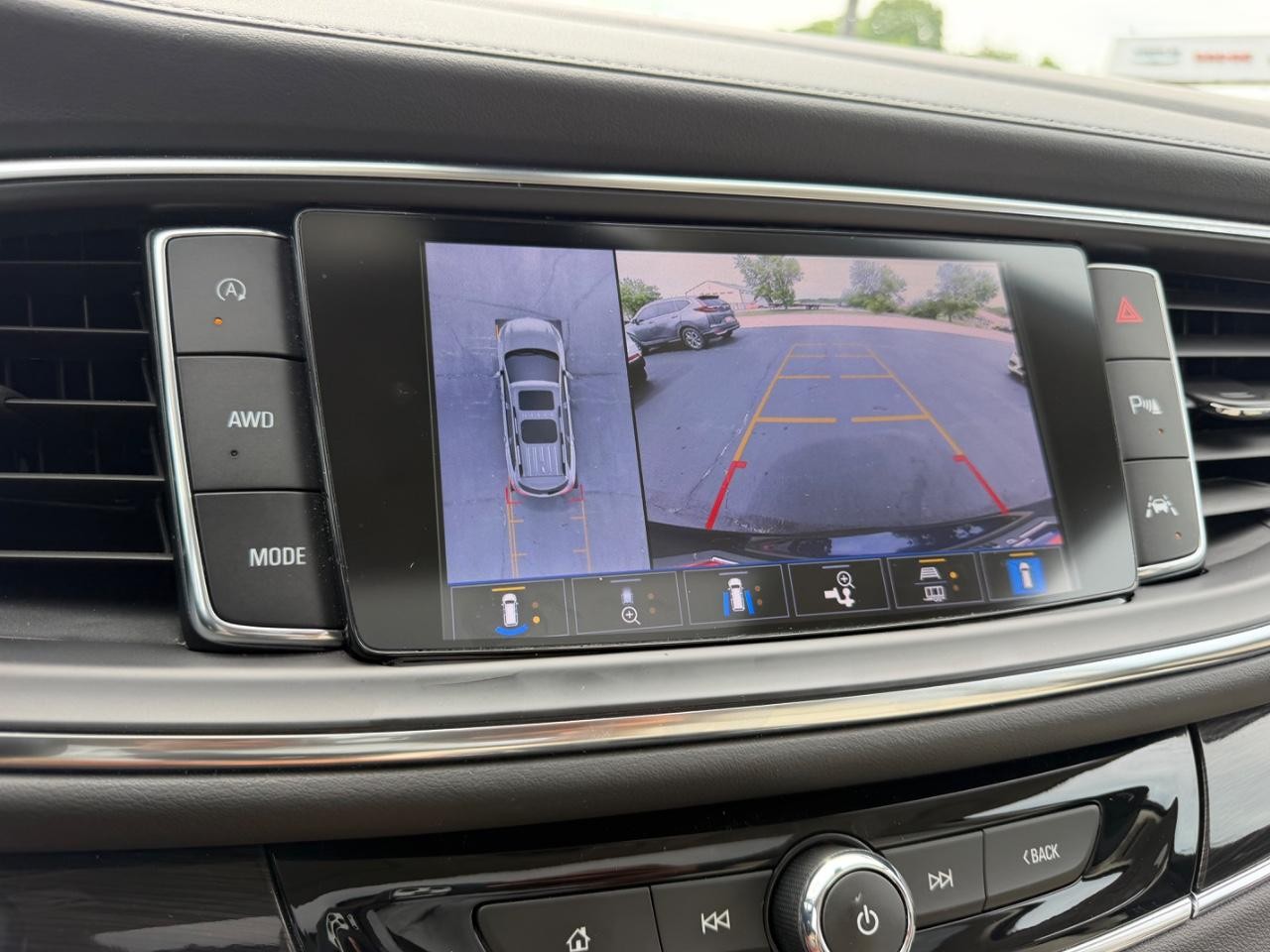 Buick Enclave Vehicle Full-screen Gallery Image 26