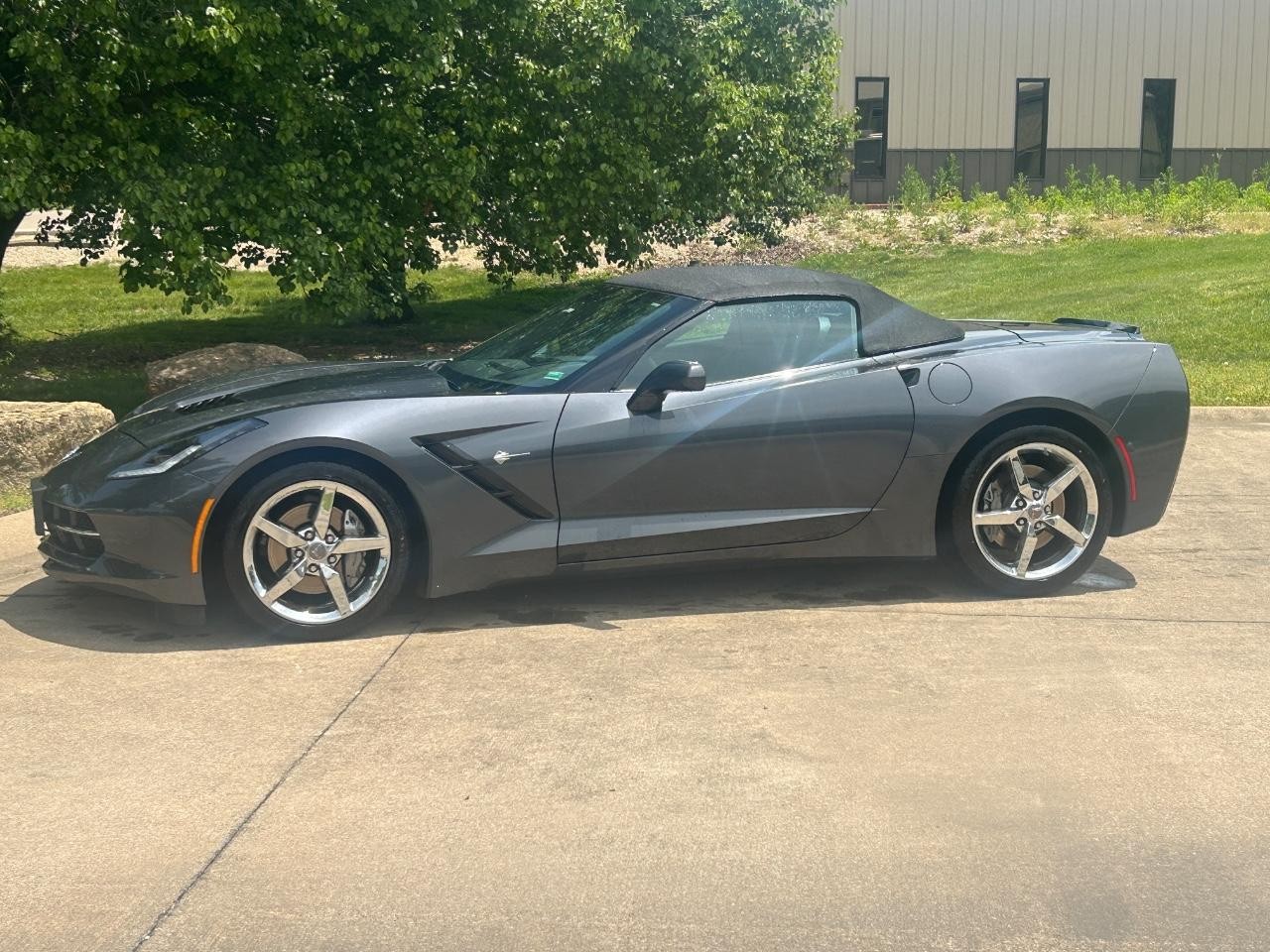 Chevrolet Corvette Stingray Vehicle Full-screen Gallery Image 03