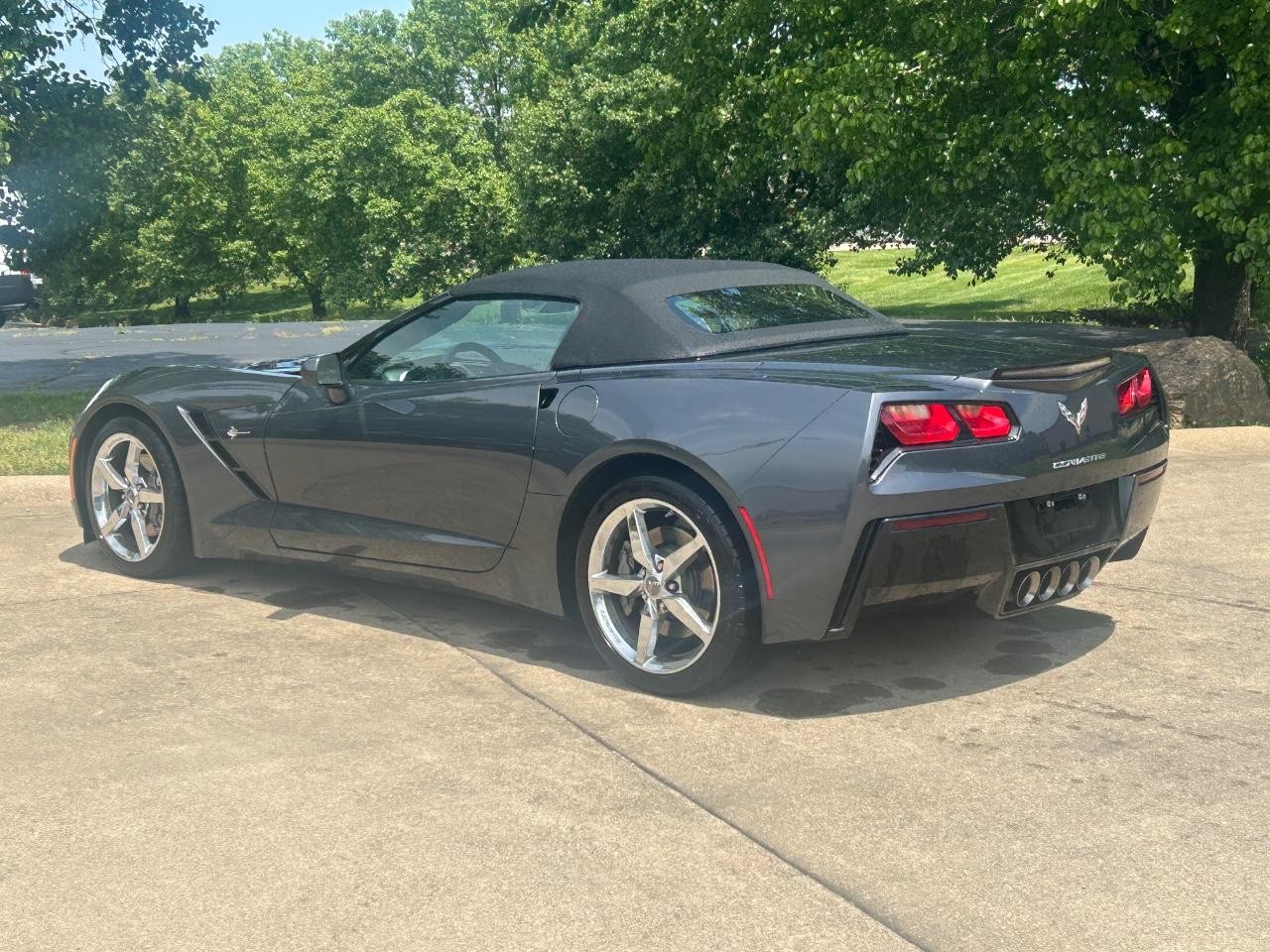 Chevrolet Corvette Stingray Vehicle Full-screen Gallery Image 04