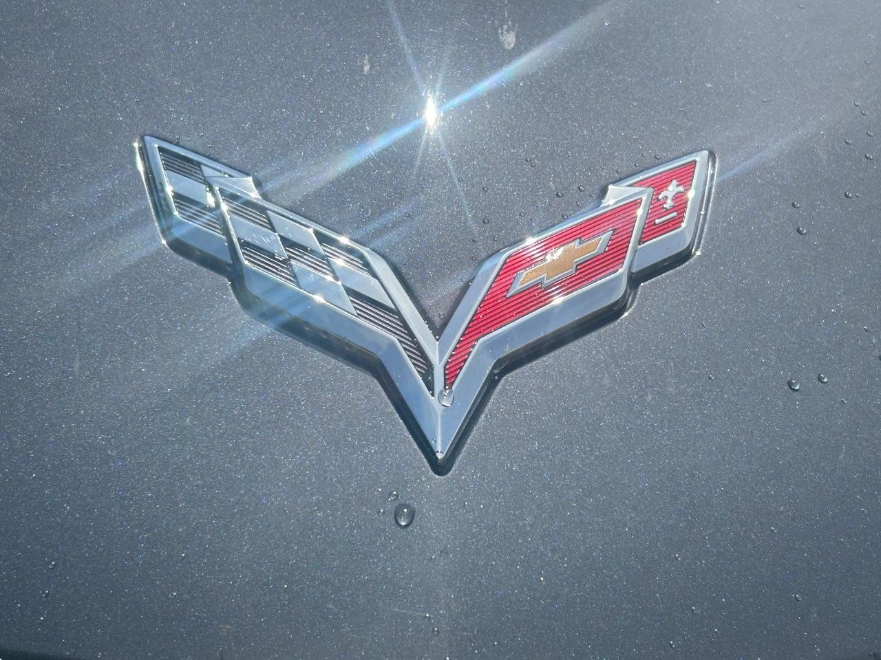 Chevrolet Corvette Stingray Vehicle Full-screen Gallery Image 11