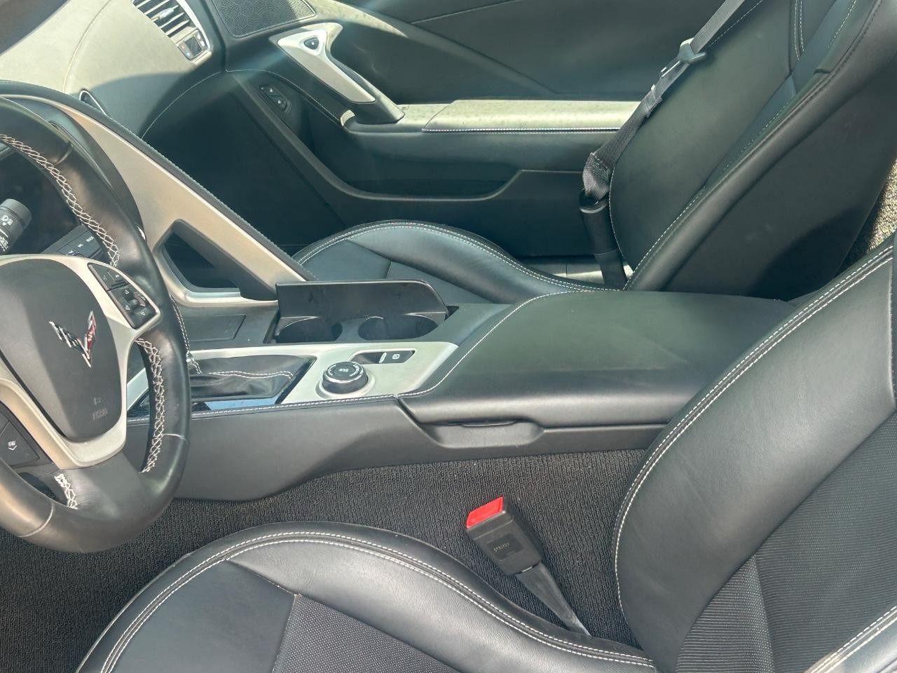 Chevrolet Corvette Stingray Vehicle Full-screen Gallery Image 12