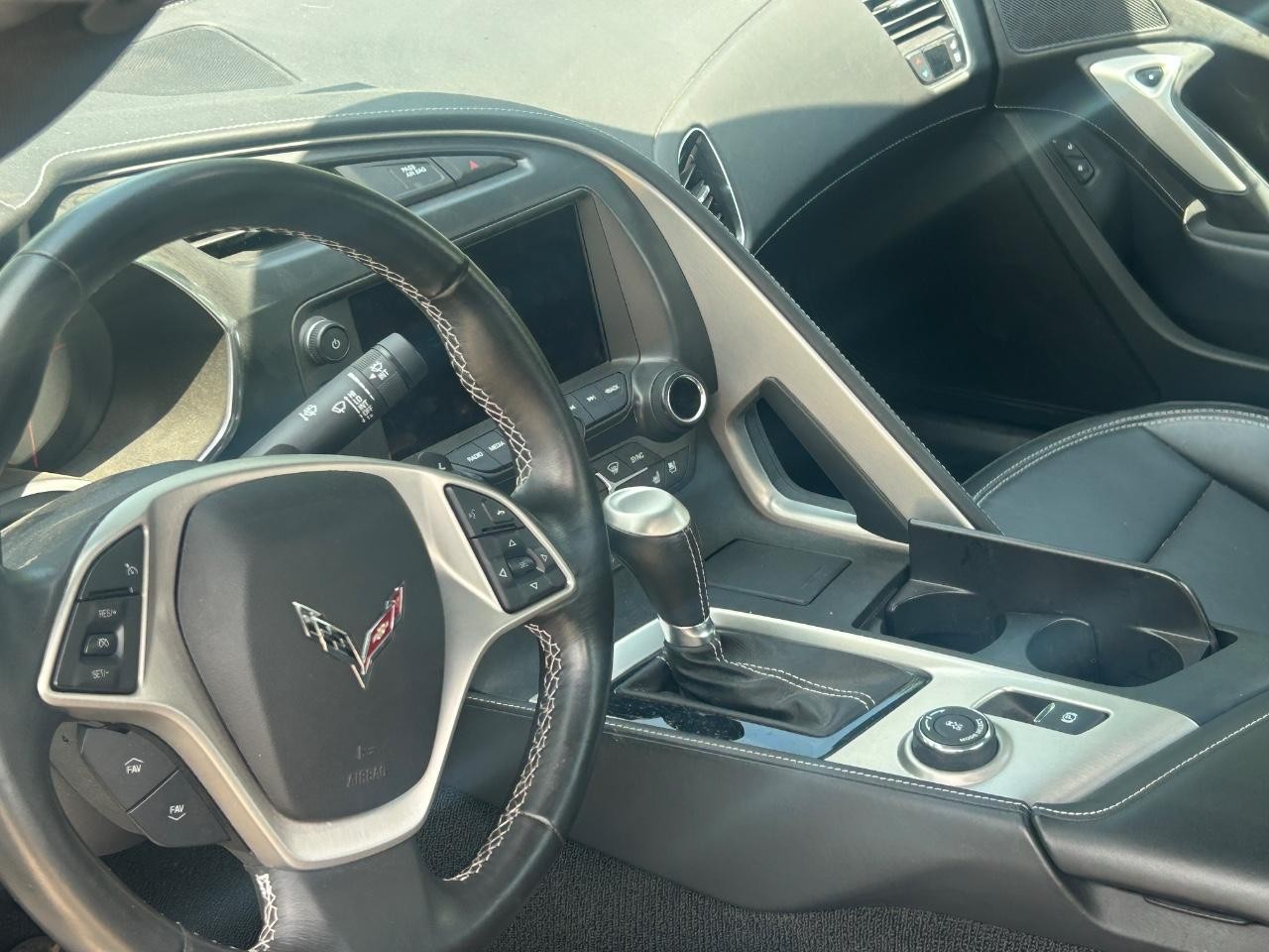 Chevrolet Corvette Stingray Vehicle Full-screen Gallery Image 13
