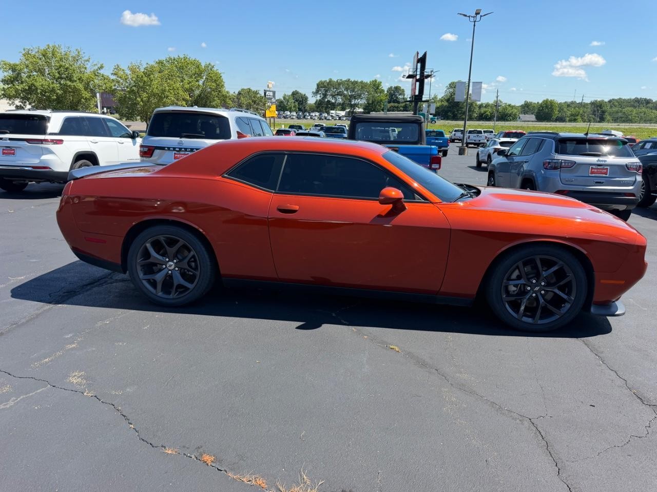 Dodge Challenger Vehicle Full-screen Gallery Image 02