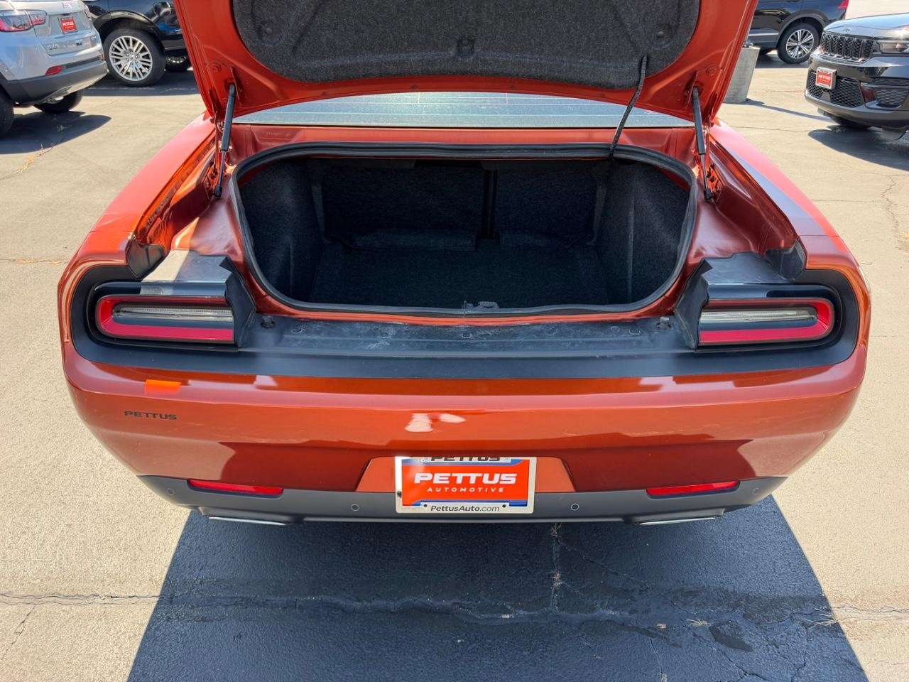 Dodge Challenger Vehicle Full-screen Gallery Image 05