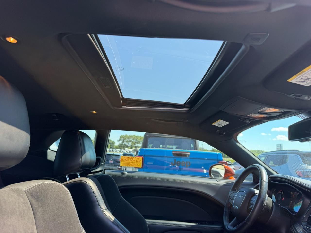 Dodge Challenger Vehicle Full-screen Gallery Image 10
