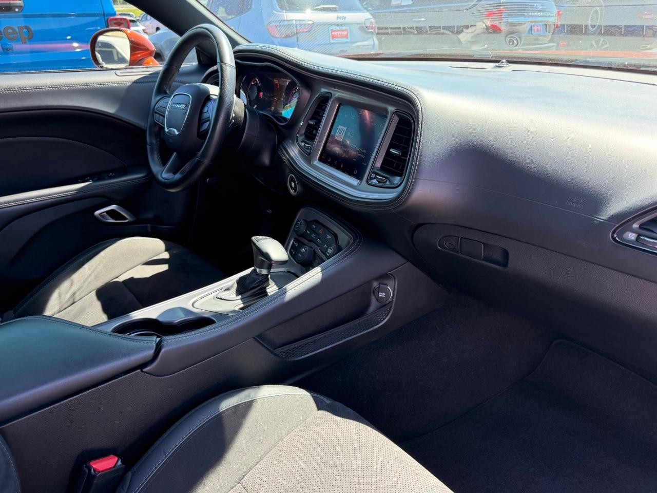 Dodge Challenger Vehicle Full-screen Gallery Image 11