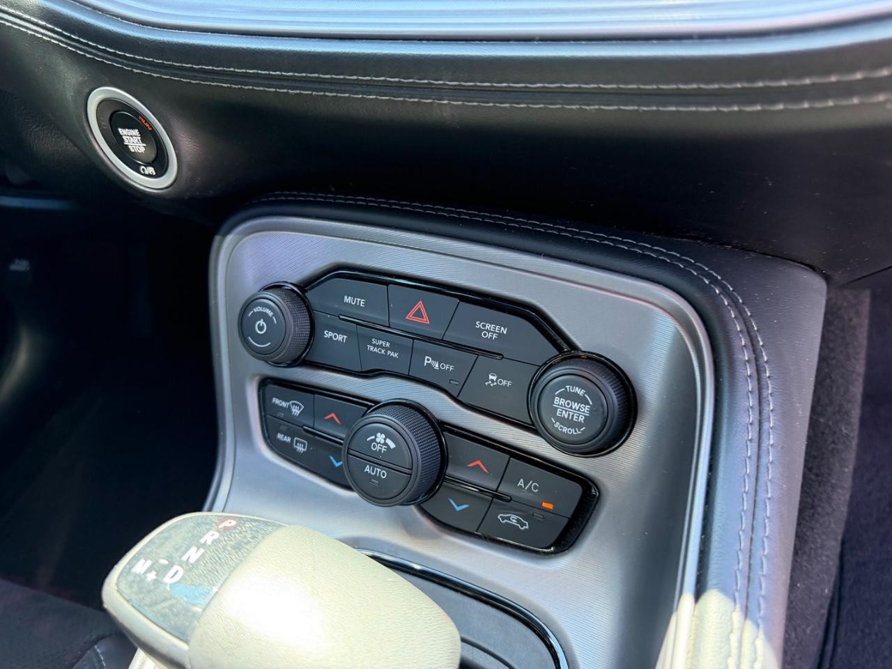 Dodge Challenger Vehicle Full-screen Gallery Image 16