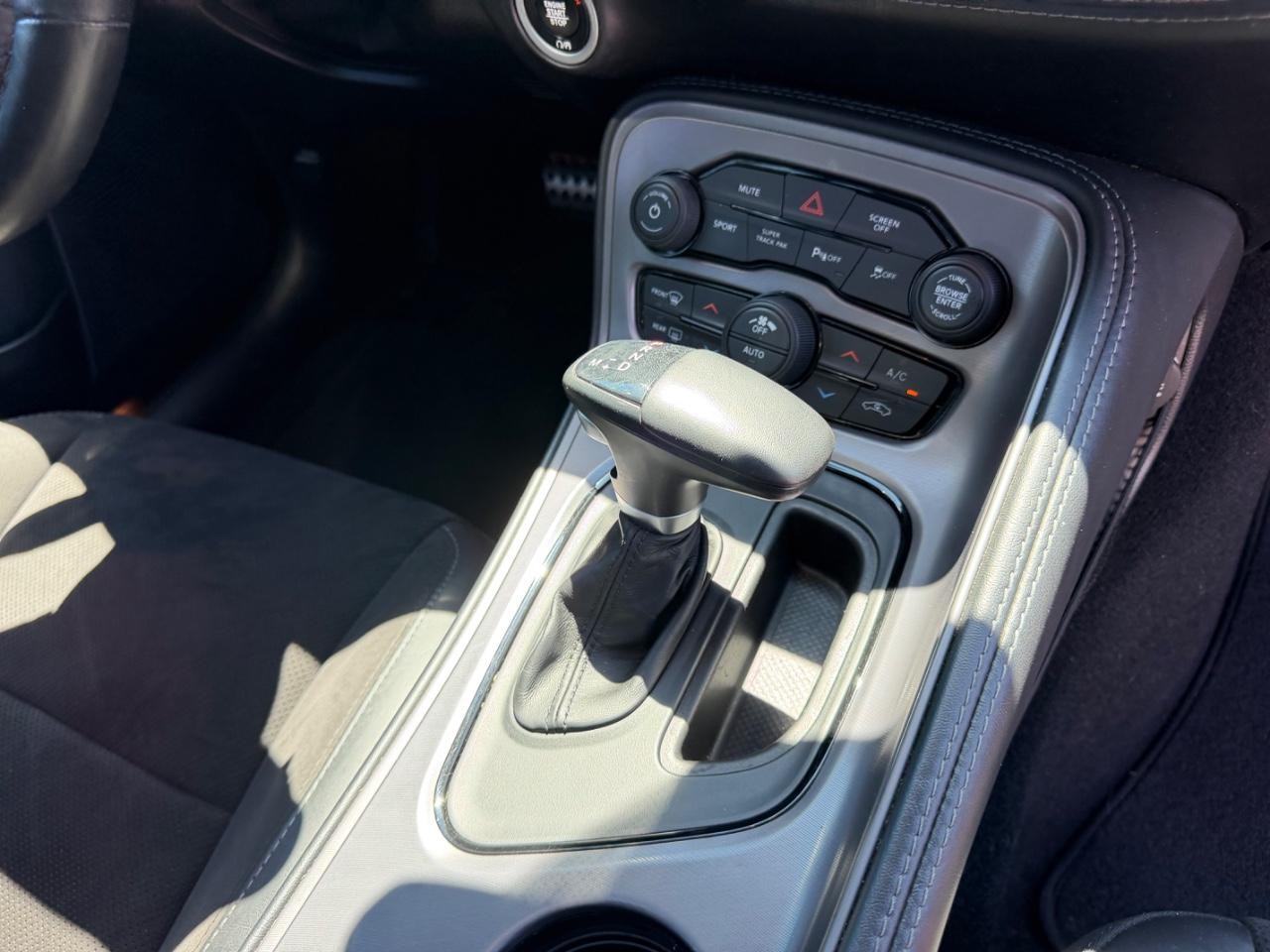 Dodge Challenger Vehicle Full-screen Gallery Image 17