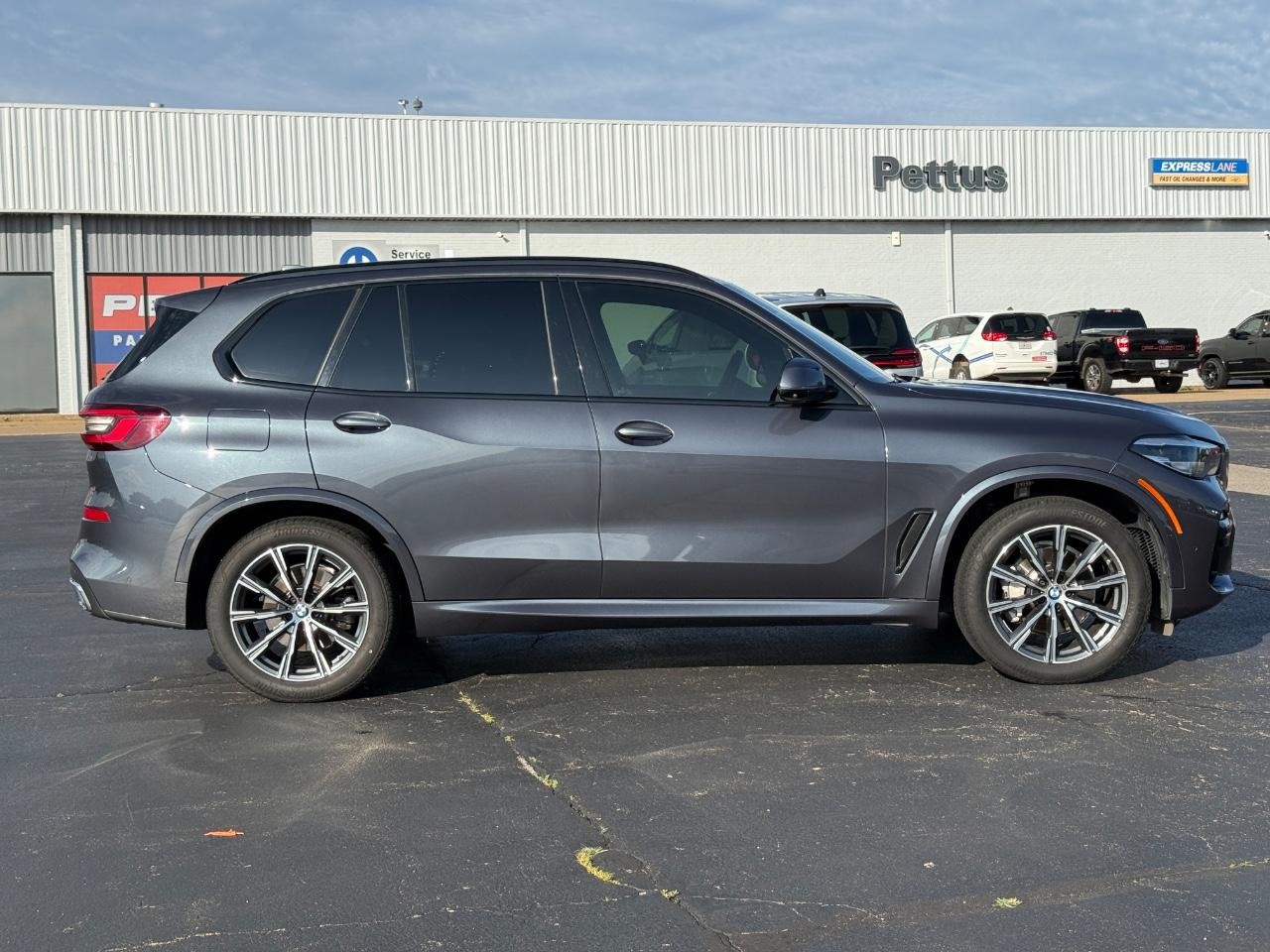 BMW X5 Vehicle Full-screen Gallery Image 02