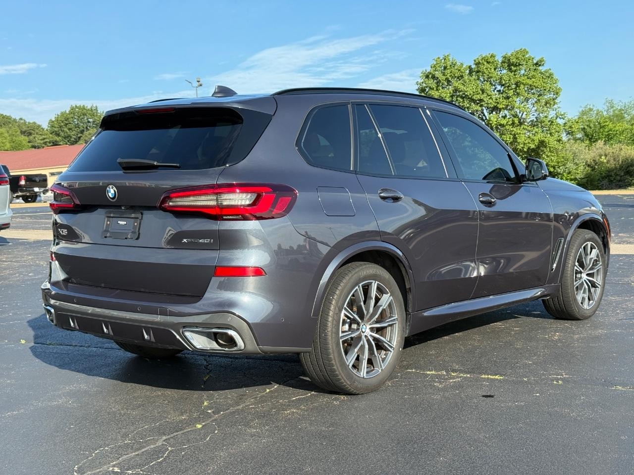 BMW X5 Vehicle Full-screen Gallery Image 03