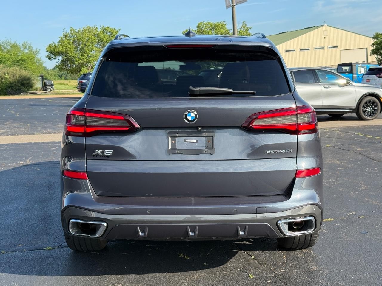 BMW X5 Vehicle Full-screen Gallery Image 04