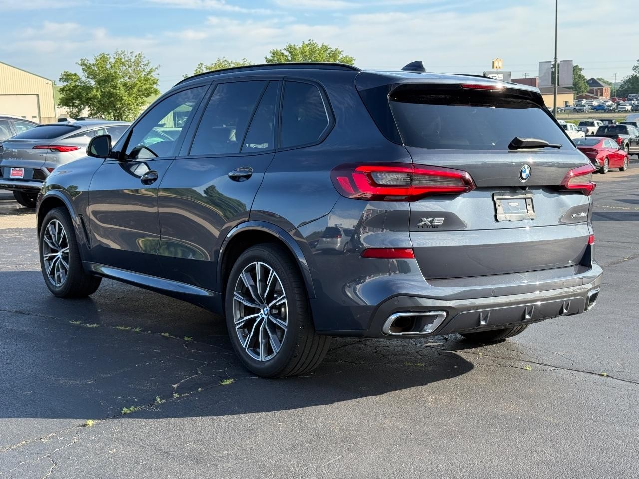 BMW X5 Vehicle Full-screen Gallery Image 05
