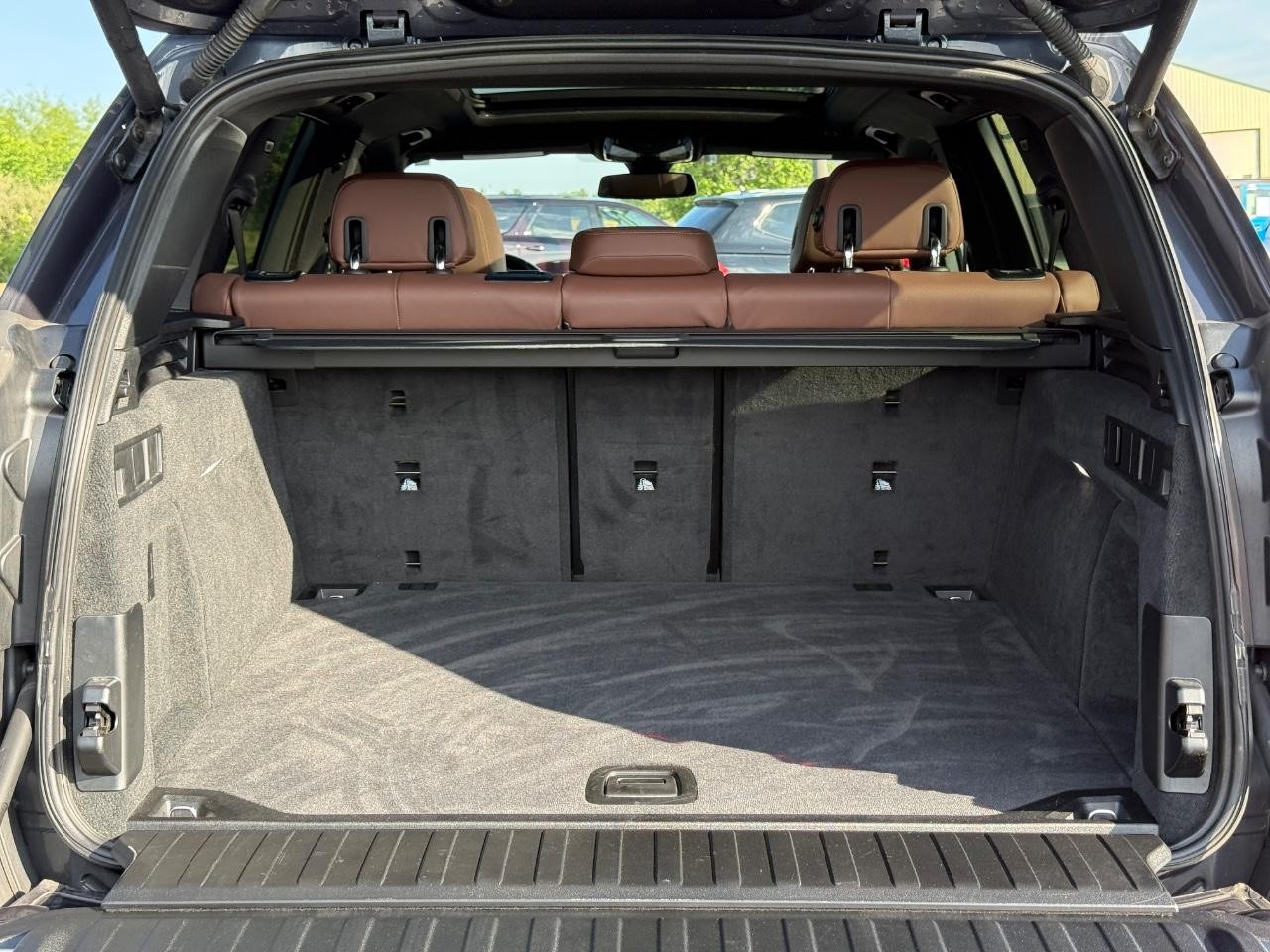 BMW X5 Vehicle Full-screen Gallery Image 06