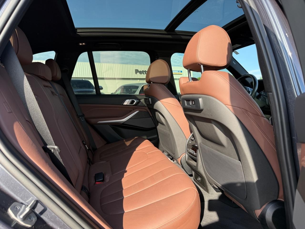 BMW X5 Vehicle Full-screen Gallery Image 10