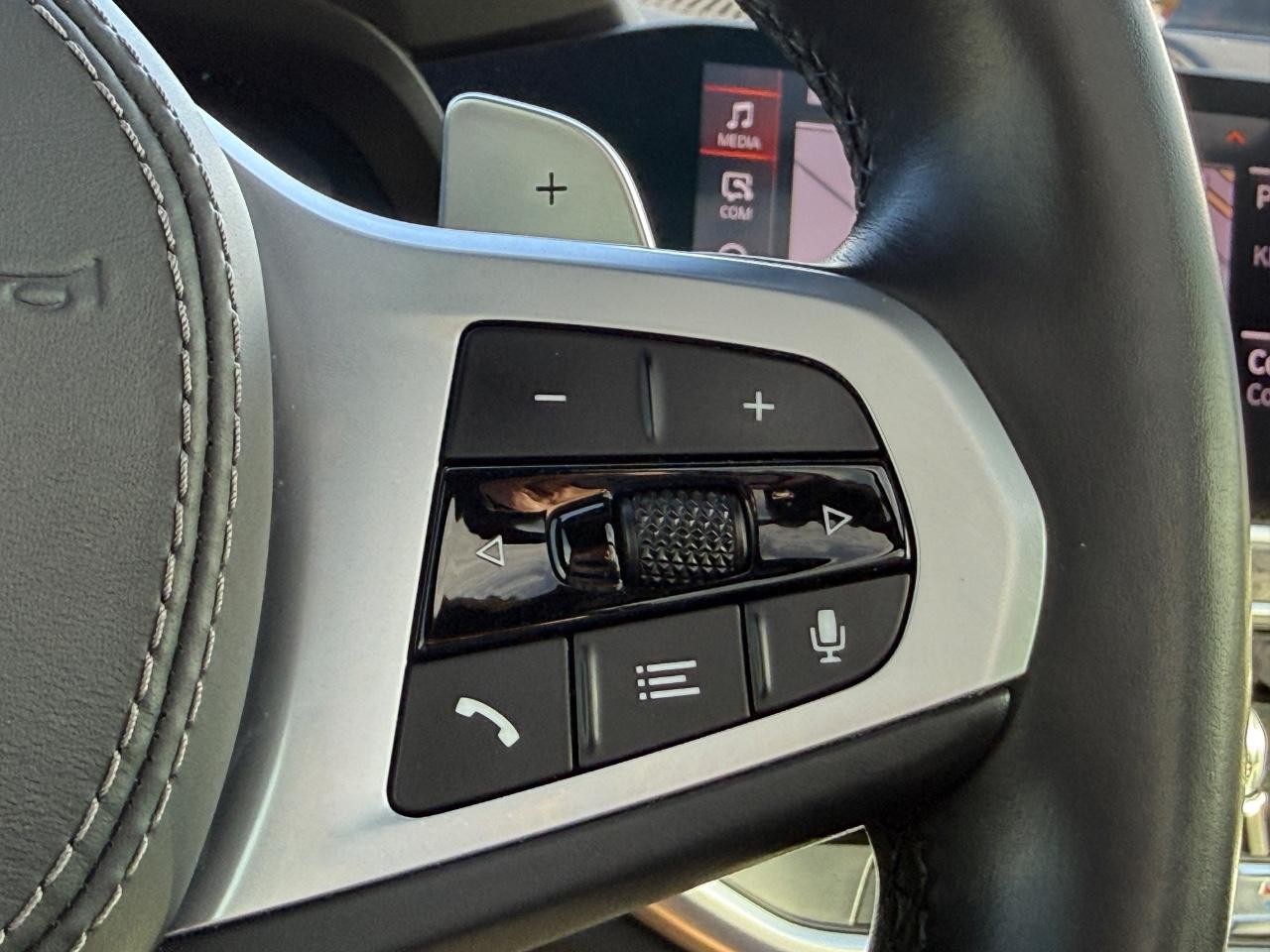 BMW X5 Vehicle Full-screen Gallery Image 16