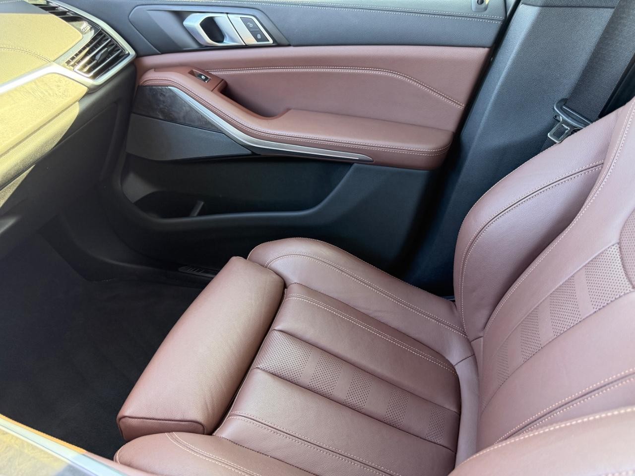 BMW X5 Vehicle Full-screen Gallery Image 22