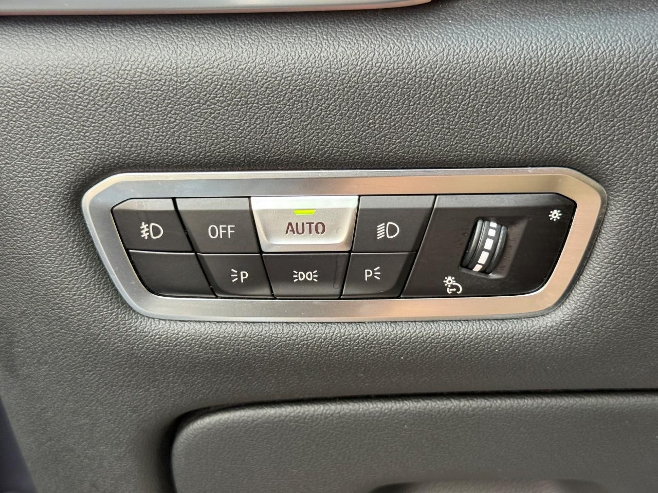 BMW X5 Vehicle Full-screen Gallery Image 25